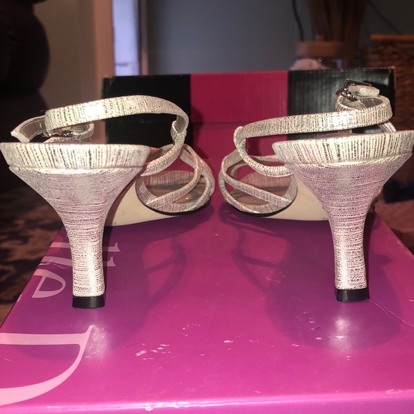 Women’s heels Like NEW! - Picture 4 of 6